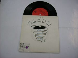 Love don't come easy / Croesi'r Afon