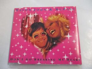 Don't go breaking my heart - 3 tr.